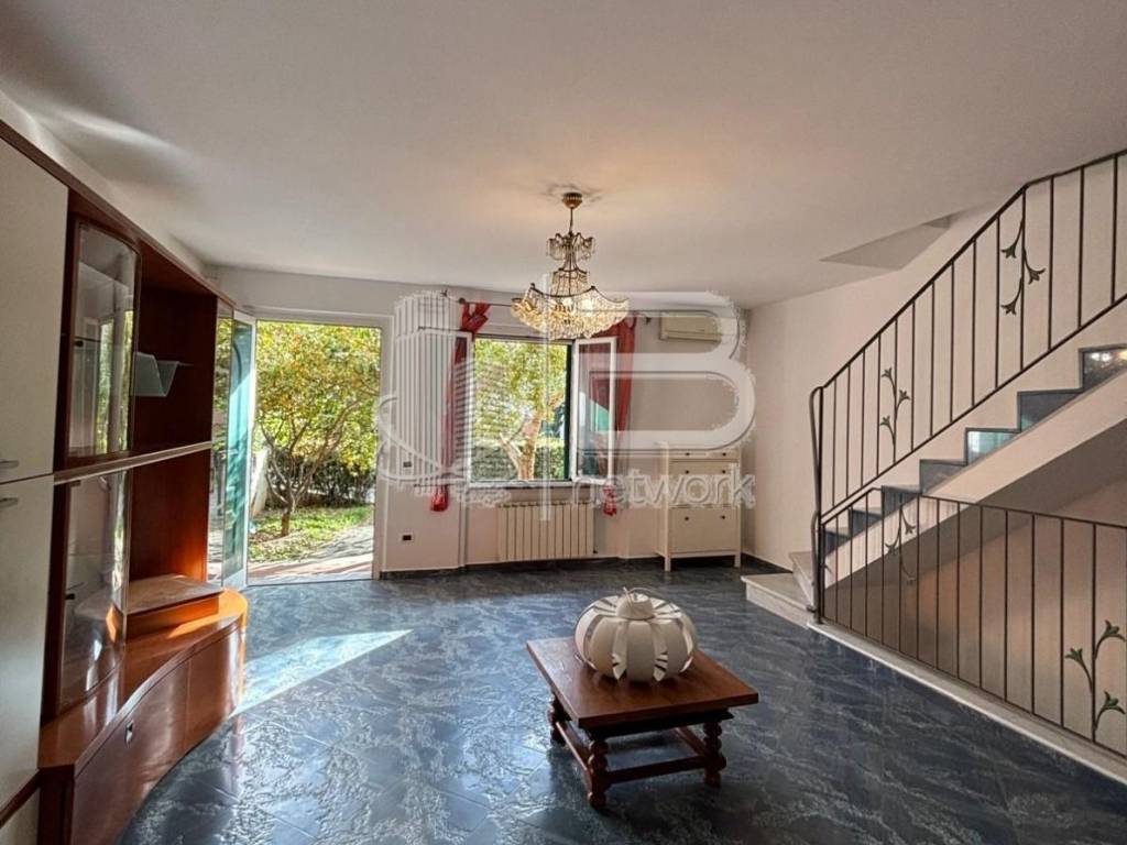 casa indipendente in vendita a Massa in zona Marina di Massa