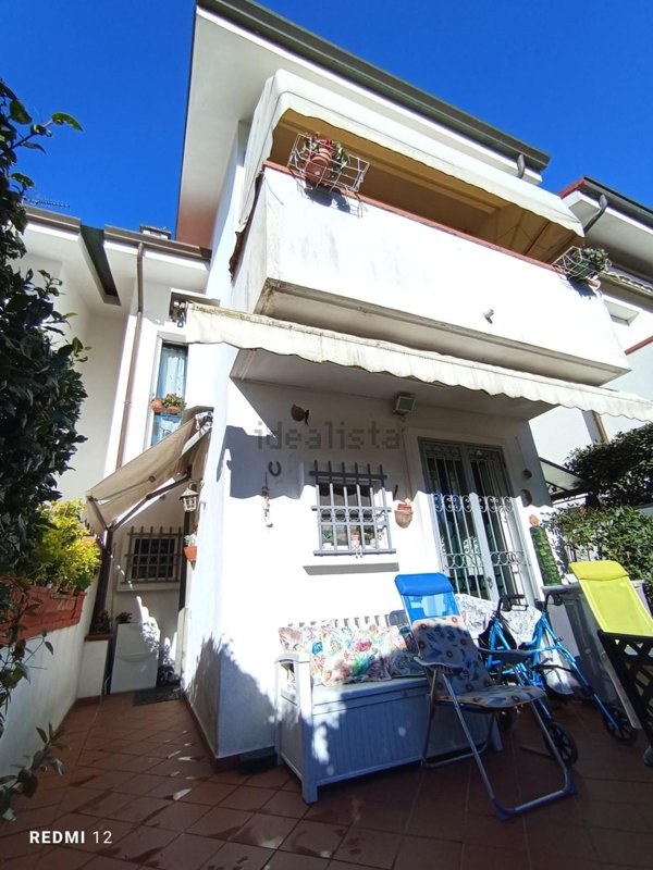 casa indipendente in vendita a Massa in zona Marina dei Ronchi