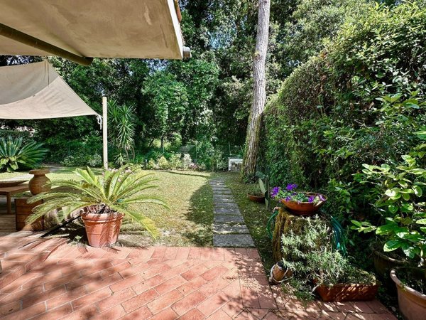 casa indipendente in vendita a Massa in zona Marina dei Ronchi