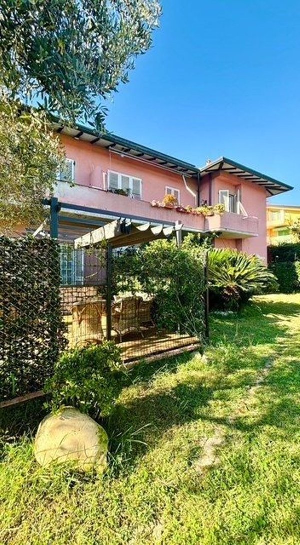 appartamento in vendita a Massa in zona Marina di Massa