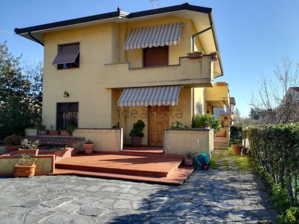 casa indipendente in vendita a Massa in zona Marina di Massa