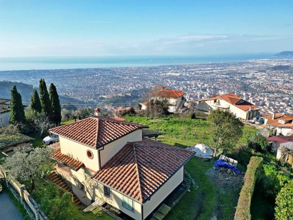 casa indipendente in vendita a Massa