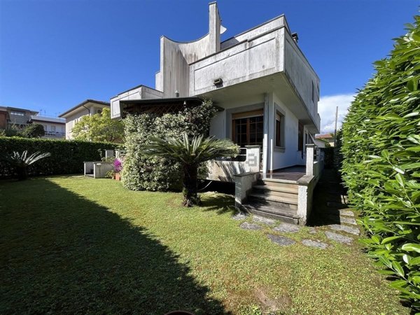 casa indipendente in vendita a Massa in zona Marina dei Ronchi