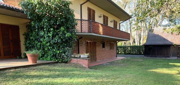 casa indipendente in vendita a Massa in zona Marina dei Ronchi