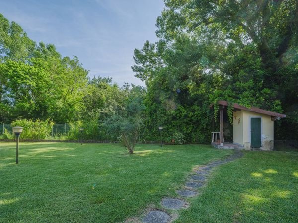casa indipendente in vendita a Massa in zona Poveromo