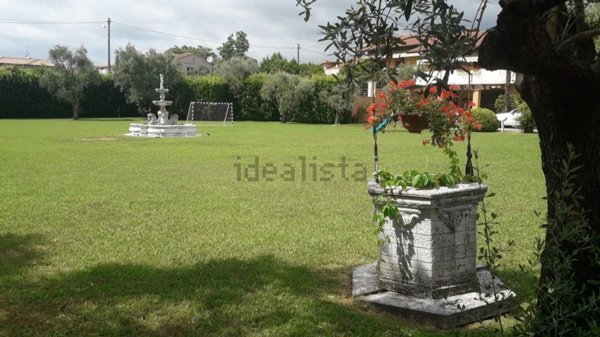 casa indipendente in vendita a Massa in zona Marina dei Ronchi
