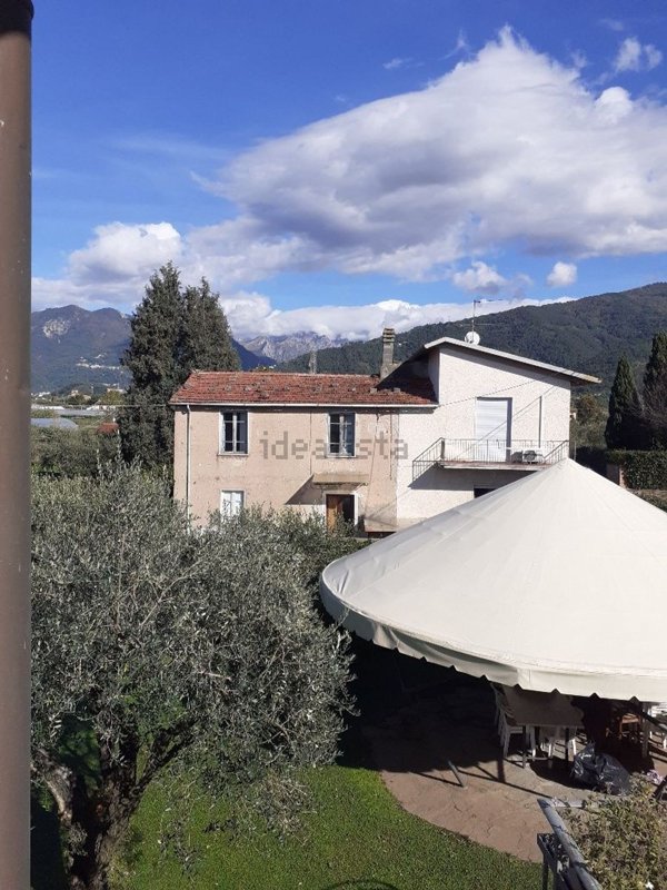 casa indipendente in vendita a Massa