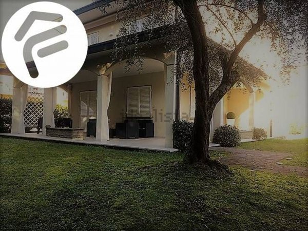 casa indipendente in vendita a Massa in zona Marina dei Ronchi