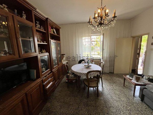 casa indipendente in vendita a Massa in zona Marina di Massa