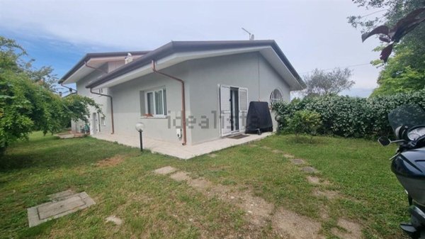 casa indipendente in vendita a Massa in zona Marina dei Ronchi