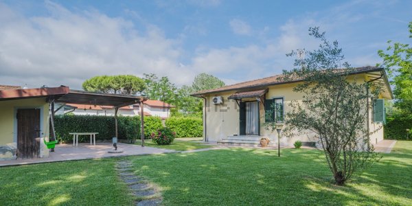 casa indipendente in vendita a Massa in zona Poveromo