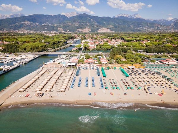 casa indipendente in vendita a Massa in zona Marina di Massa