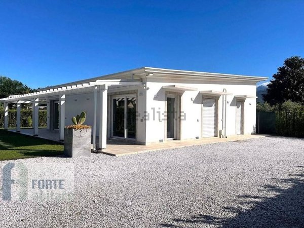 casa indipendente in vendita a Massa in zona Marina dei Ronchi