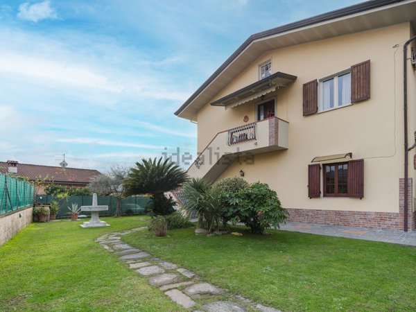 casa indipendente in vendita a Massa