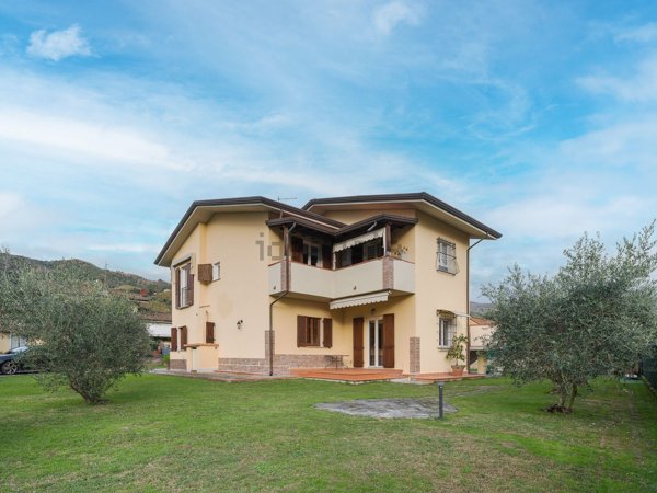 casa indipendente in vendita a Massa