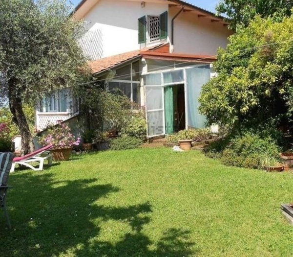 casa indipendente in vendita a Massa