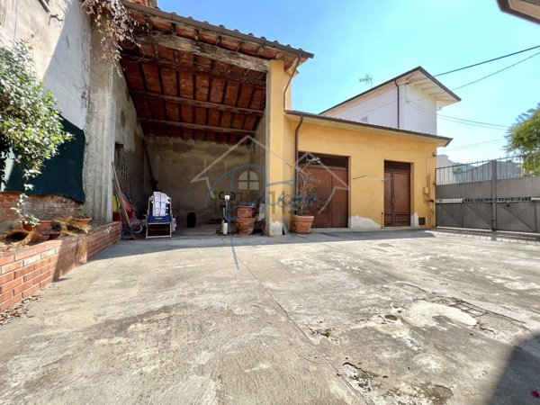 casa semindipendente in vendita a Massa
