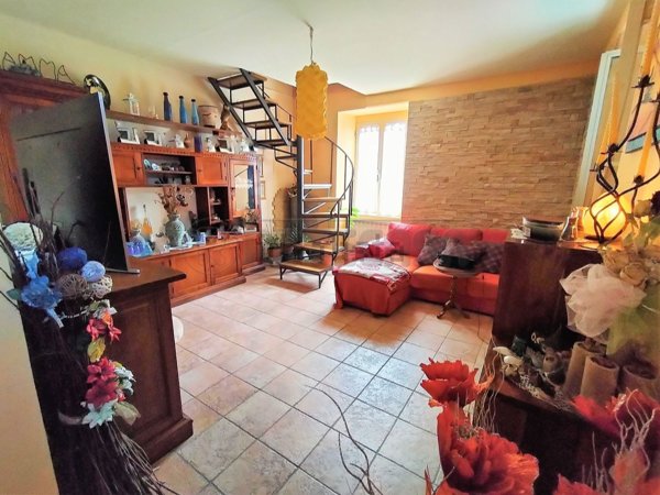 casa indipendente in vendita a Massa