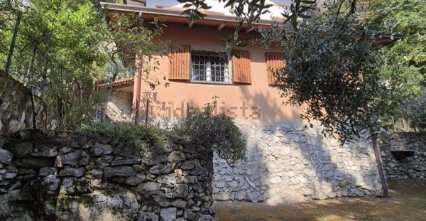 casa indipendente in vendita a Massa