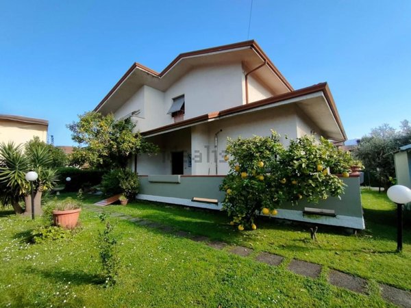 casa indipendente in vendita a Massa in zona Marina dei Ronchi