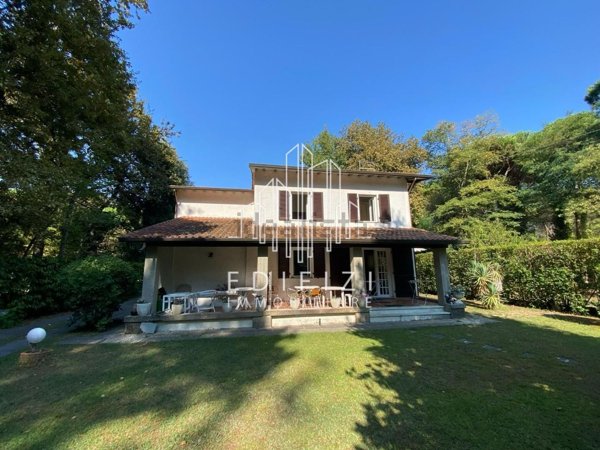 casa indipendente in vendita a Massa in zona Marina dei Ronchi