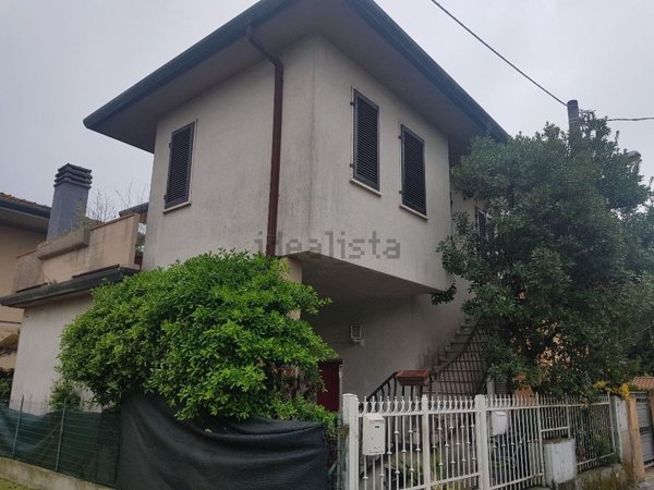 casa indipendente in vendita a Massa in zona Marina dei Ronchi