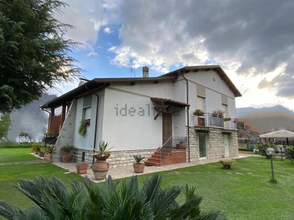 casa indipendente in vendita a Massa