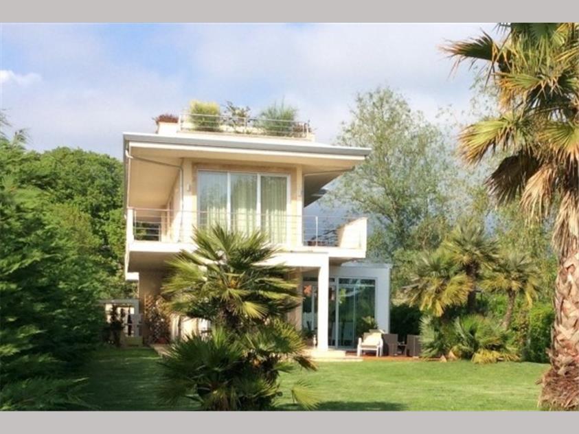 casa indipendente in vendita a Massa in zona Marina di Massa