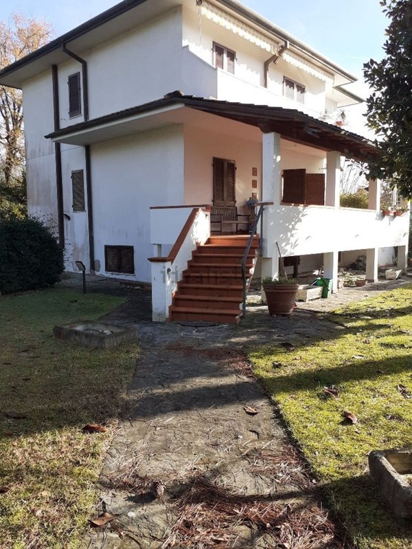 casa indipendente in vendita a Massa in zona Marina dei Ronchi