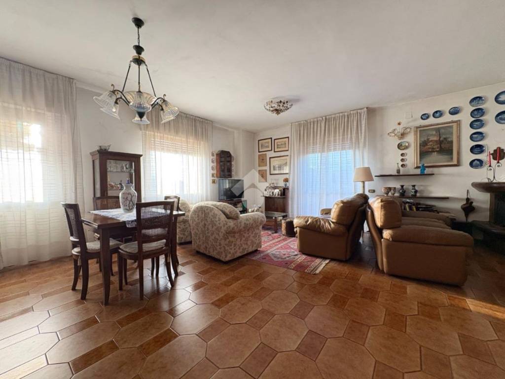 appartamento in vendita a Massa in zona Romagnano