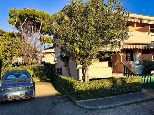 casa indipendente in vendita a Massa in zona Marina dei Ronchi