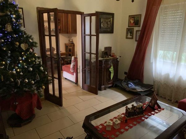 casa indipendente in vendita a Massa