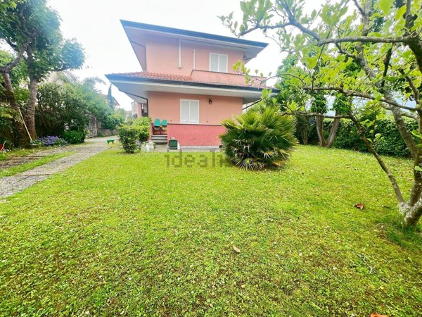 casa indipendente in vendita a Massa in zona Marina di Massa