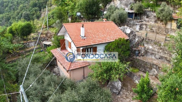 casa indipendente in vendita a Massa