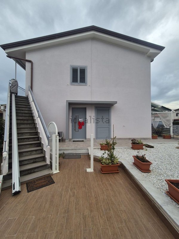 casa indipendente in vendita a Massa in zona Marina di Massa