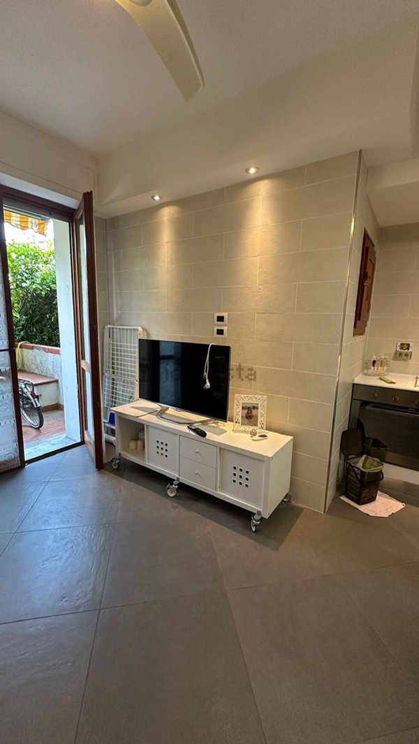 casa indipendente in vendita a Massa in zona Marina dei Ronchi