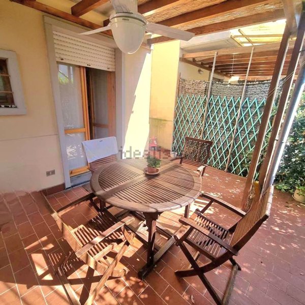 casa indipendente in vendita a Massa in zona Marina dei Ronchi