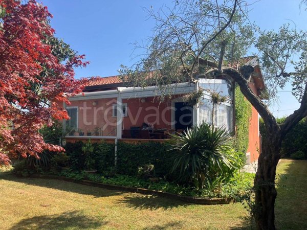 casa indipendente in vendita a Massa in zona Quercioli