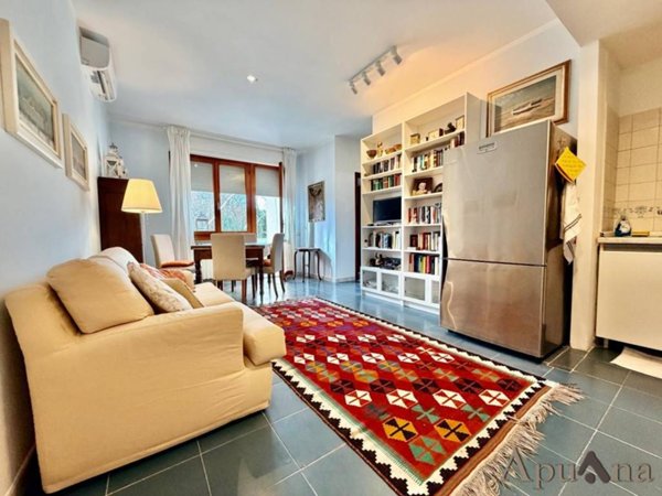 appartamento in vendita a Massa in zona Poveromo