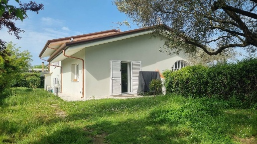 casa indipendente in vendita a Massa in zona Marina dei Ronchi