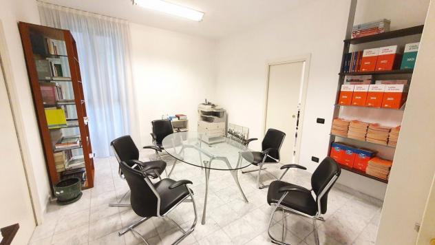 ufficio in vendita a Massa in zona Marina di Massa