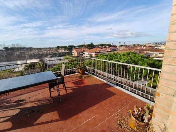 appartamento in vendita a Massa in zona Marina dei Ronchi