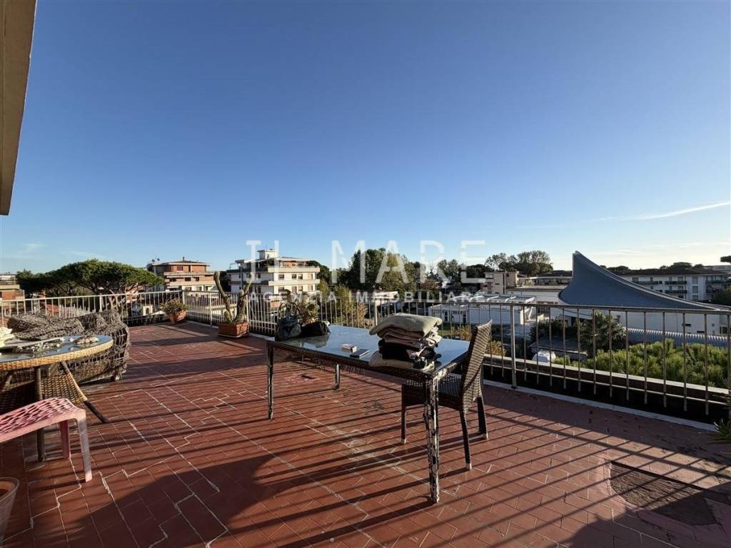 appartamento in vendita a Massa in zona Marina dei Ronchi