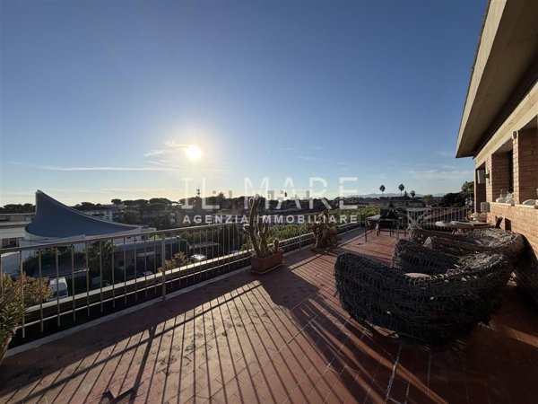 appartamento in vendita a Massa in zona Marina dei Ronchi