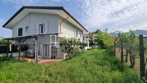 casa indipendente in vendita a Massa in zona Marina dei Ronchi