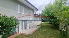 casa indipendente in vendita a Massa in zona Marina di Massa