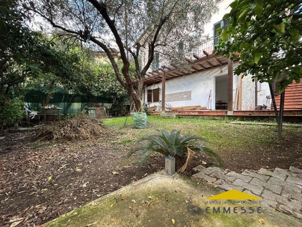 appartamento in vendita a Massa in zona Marina di Massa