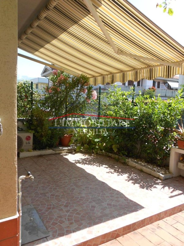 casa indipendente in vendita a Massa in zona Marina di Massa