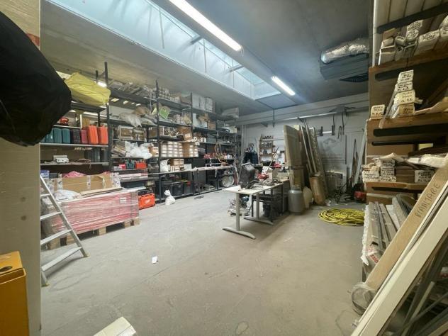 locale commerciale in vendita a Massa in zona Castagnola