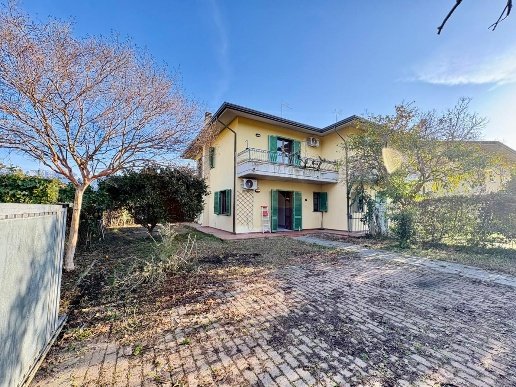 casa indipendente in vendita a Massa in zona Marina dei Ronchi